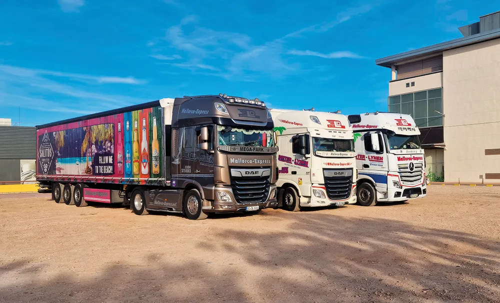 Mallorca-Express-Lkw-Flotte vor dem Betriebsgebäude