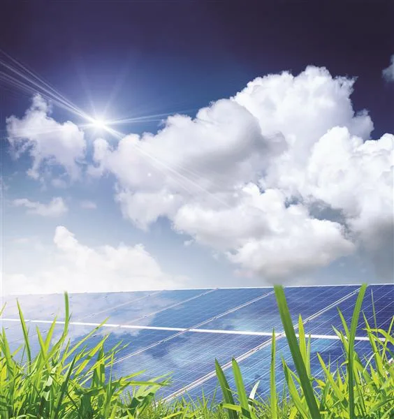 Photovoltaikanlage in einer sonnigen Landschaft
