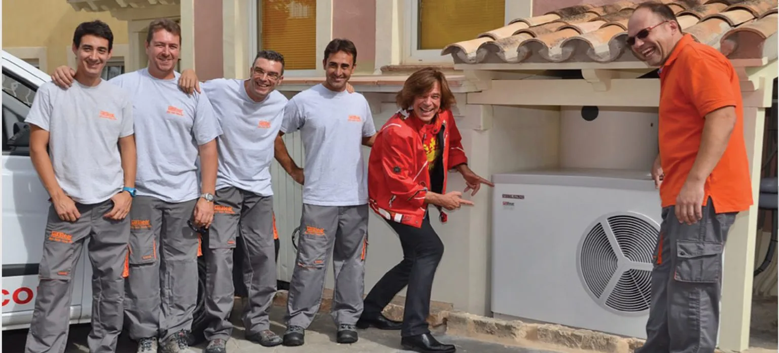 Balear Haustechnik Team neben einem Wärmepumpen-Außengerät
