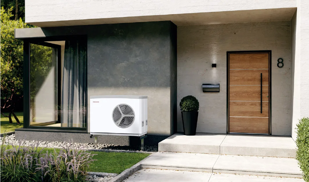 Außengerät einer Wärmepumpe an einem Wohnhaus